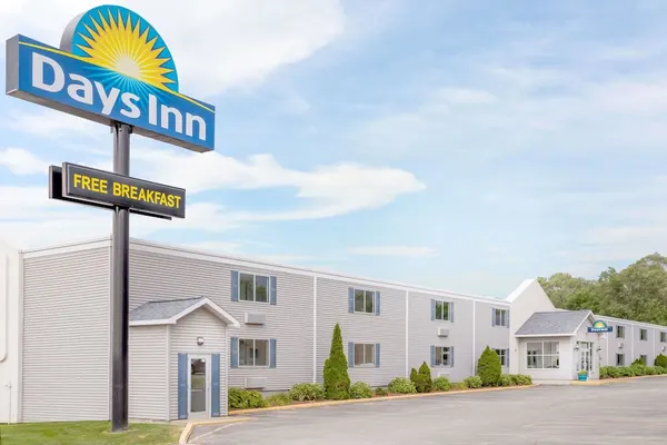 Photo 1 - Days Inn by Wyndham Cedar Falls- University Plaza