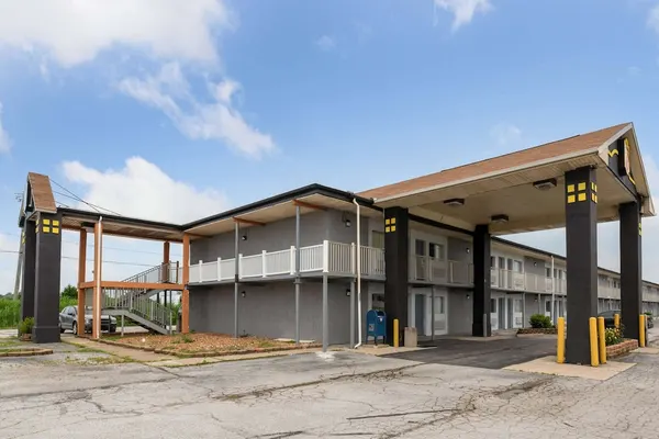 Photo 1 - Super 8 by Wyndham Millbury/Toledo