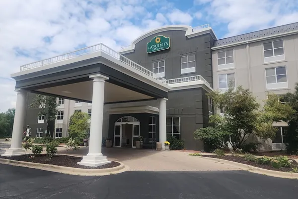 Photo 1 - La Quinta Inn & Suites by Wyndham Milwaukee SW New Berlin
