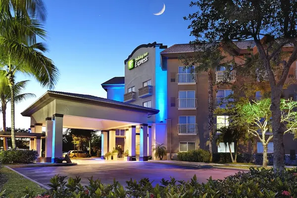 Photo 1 - Holiday Inn Express Hotel Naples Downtown - 5th Avenue