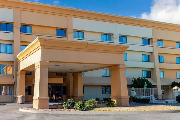 Photo 1 - La Quinta Inn & Suites by Wyndham Las Cruces Organ Mountain