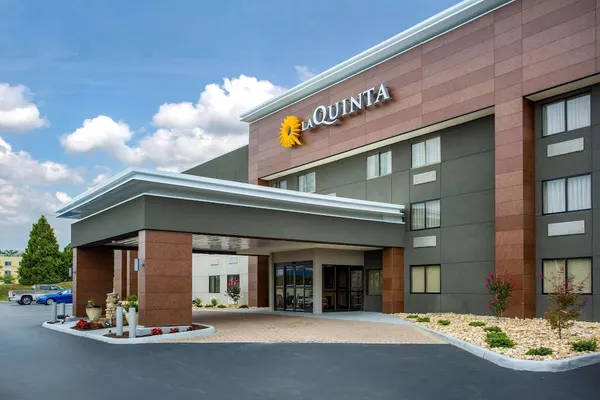 Photo 1 - La Quinta Inn & Suites by Wyndham Roanoke Salem