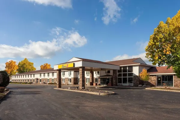 Photo 1 - Super 8 by Wyndham Wausau