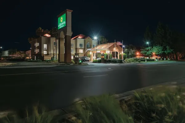 Photo 1 - La Quinta Inn & Suites by Wyndham Fairfield - Napa Valley