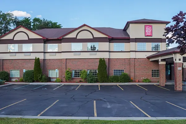 Photo 1 - Red Roof Inn & Suites Lake Orion/ Auburn Hills