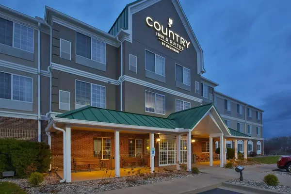 Photo 1 - Country Inn & Suites by Radisson, Big Rapids, MI