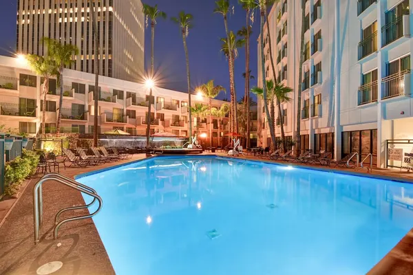 Photo 1 - DoubleTree by Hilton Phoenix Midtown