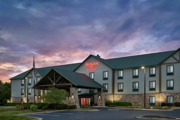 Photo 1 - Hampton Inn Kansas City The Legends