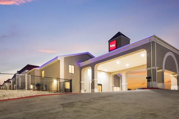 Photo 1 - Red Roof Inn & Suites Austin East - Manor