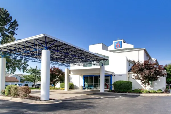 Photo 1 - Motel 6 Springfield, IL