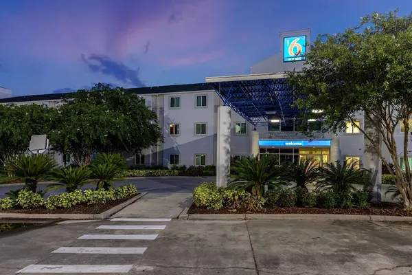 Photo 1 - Motel 6 Orlando, FL - International Dr