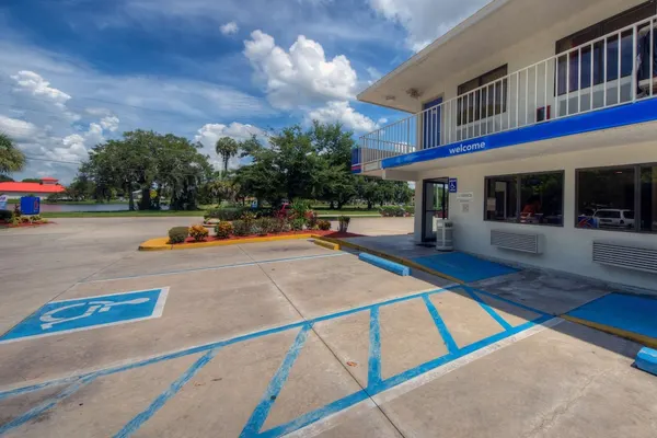 Photo 1 - Motel 6 Bradenton, FL