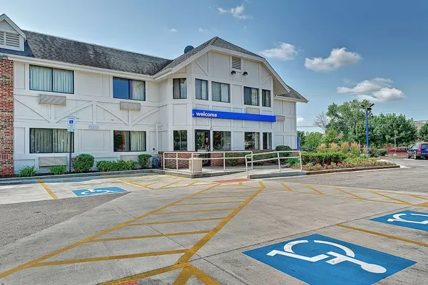 Photo 1 - Motel 6 Glenview, IL - Chicago North