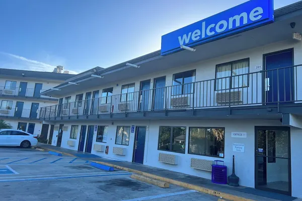 Photo 1 - Motel 6 Lakeland, FL