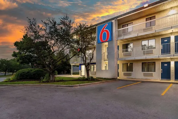 Photo 1 - Motel 6 Rolling Meadows, IL - Chicago Northwest