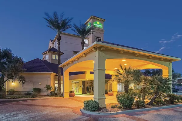 Photo 1 - La Quinta Inn & Suites by Wyndham Phoenix Mesa West