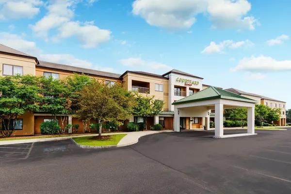 Photo 1 - Courtyard by Marriott Manchester - Boston Regional Airport