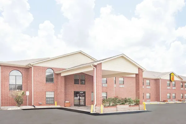 Photo 1 - Super 8 by Wyndham White Hall