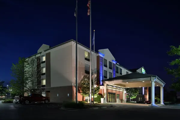 Photo 1 - Holiday Inn Express & Suites New Berlin by IHG