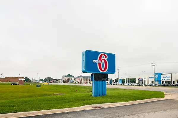 Photo 1 - Motel 6 Sycamore, IL