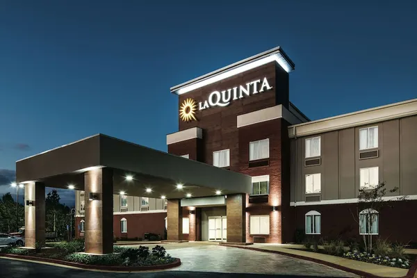 Photo 1 - La Quinta Inn & Suites by Wyndham Milledgeville