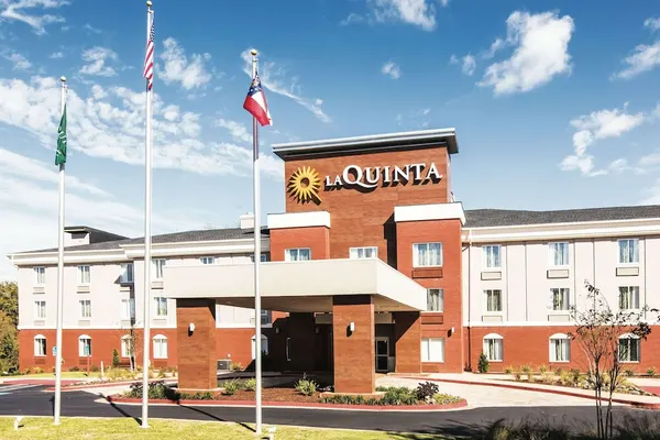 Photo 1 - La Quinta Inn & Suites by Wyndham Milledgeville