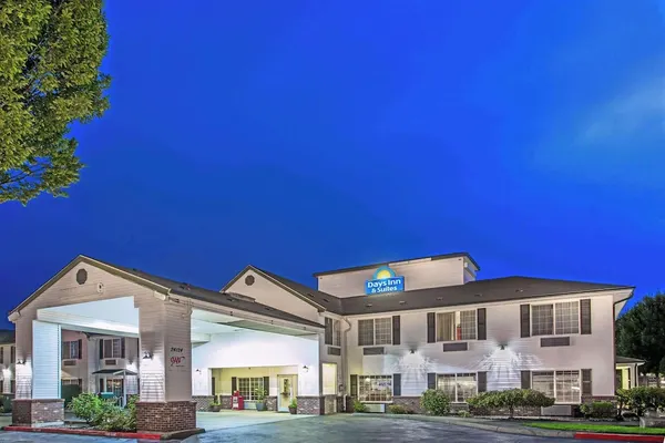 Photo 1 - Days Inn & Suites by Wyndham Gresham