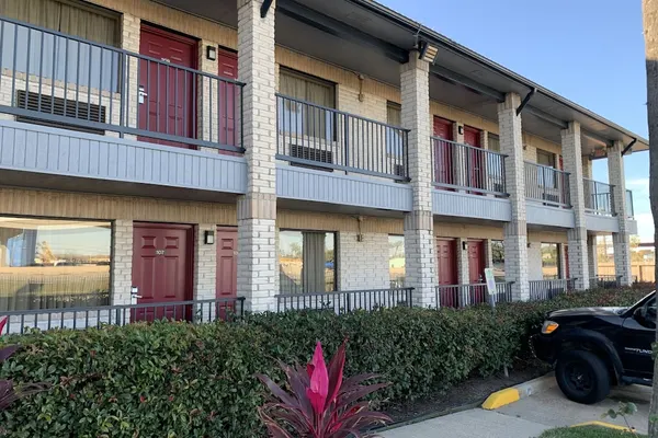 Photo 1 - Americas Best Value Inn Houston Hobby Airport
