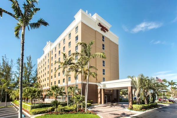 Photo 1 - Hampton Inn by Hilton Hallandale Beach Aventura