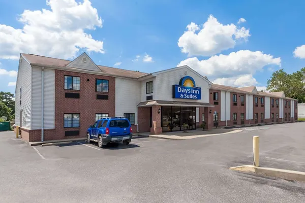 Photo 1 - Days Inn & Suites by Wyndham Cambridge