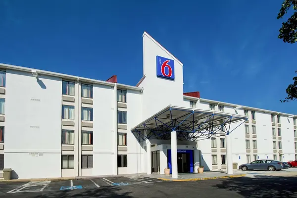 Photo 1 - Motel 6 Springfield, VA - Washington DC Southwest