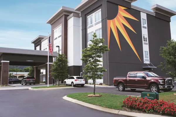 Photo 1 - La Quinta Inn & Suites by Wyndham Chattanooga - Lookout Mtn