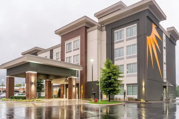 Photo 1 - La Quinta Inn & Suites by Wyndham Chattanooga - Lookout Mtn
