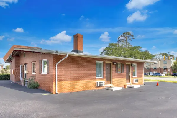 Photo 1 - OYO Palm Leaf Motel