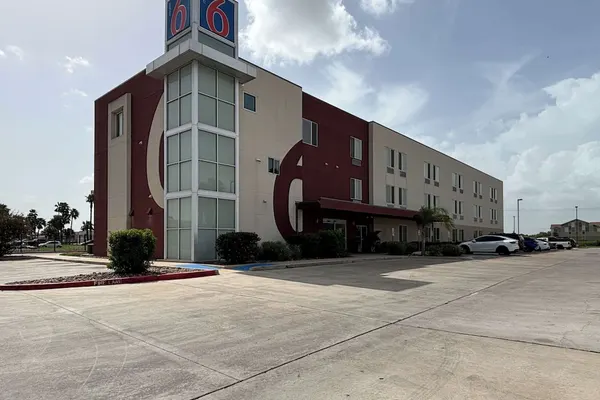 Photo 1 - Motel 6 Weslaco, TX