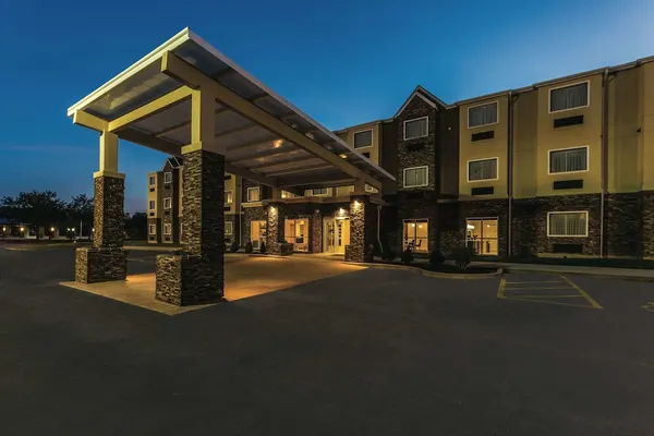 Photo 1 - La Quinta Inn & Suites by Wyndham Collinsville - St. Louis
