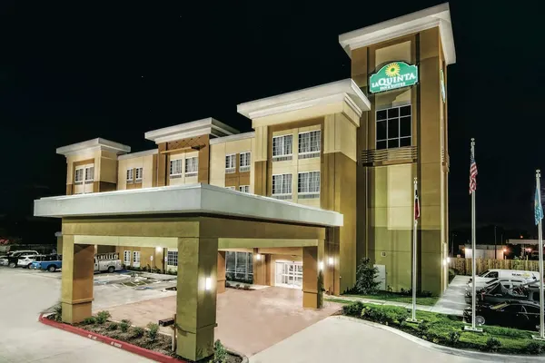 Photo 1 - La Quinta Inn & Suites by Wyndham Victoria - South