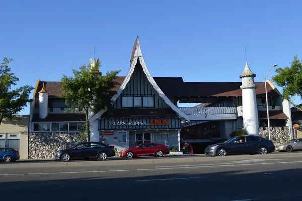 Photo 1 - Glass Slipper Inn - Stanford Palo Alto