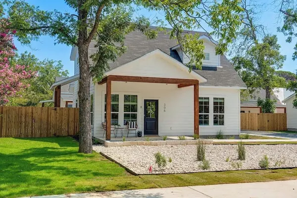 Photo 1 - Rosé Retreat: Luxurious Getaway for 6, Hot Tub, Steps to Main Street