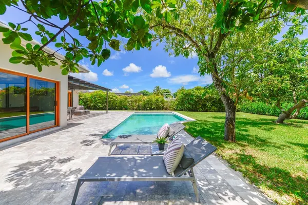 Photo 1 - Awesome House with pool Westchester