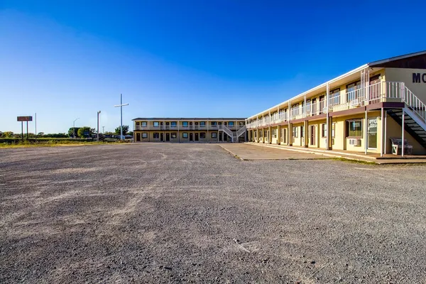 Photo 1 - Crossroads Motel Seiling Us 60
