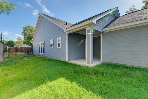 Photo 1 - Centrally Located Stunning 3BR 2BA Near Downtown