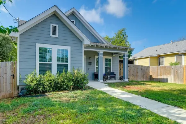 Photo 1 - Centrally Located Stunning 3BR 2BA Near Downtown