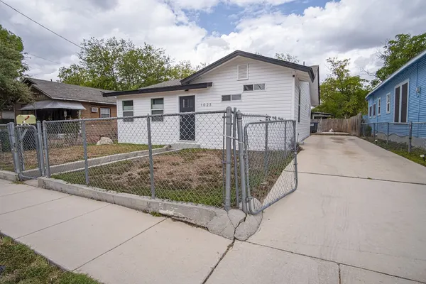 Photo 1 - Serene 2br/1ba Residence in Peaceful San Antonio