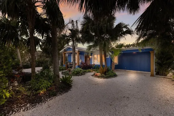 Photo 1 - The Shady Mermaid 2 Bedroom Home by RedAwning