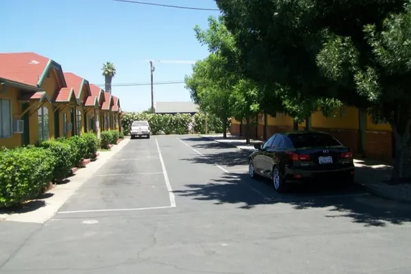 Photo 1 - Oak Motel