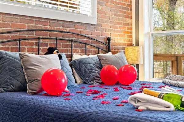 Photo 1 - Romantic Cabin Retreat By Ghosal Luxury Lodging