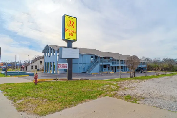 Photo 1 - Regency Inn By Oyo Three Rivers