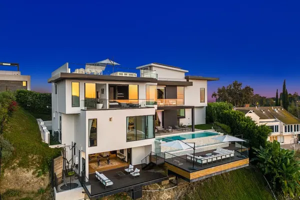 Photo 1 - Linda Flora Modern Estate