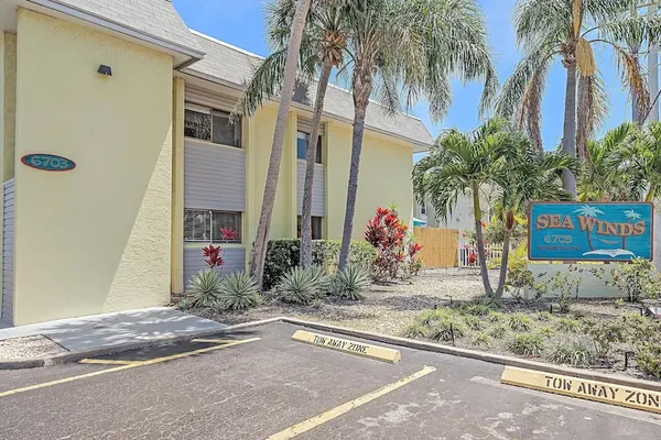 Photo 1 - Sea Winds On Siesta 2 Bedroom Condo by RedAwning